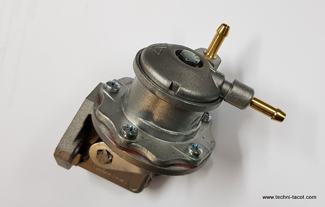 Pompe essence avec manette Panhard sortie en équerre